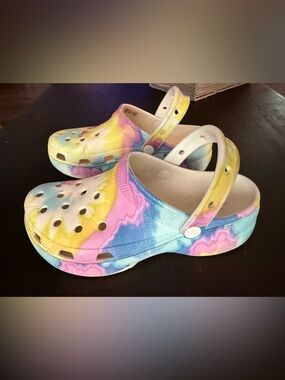 Women’s 8 Crocs